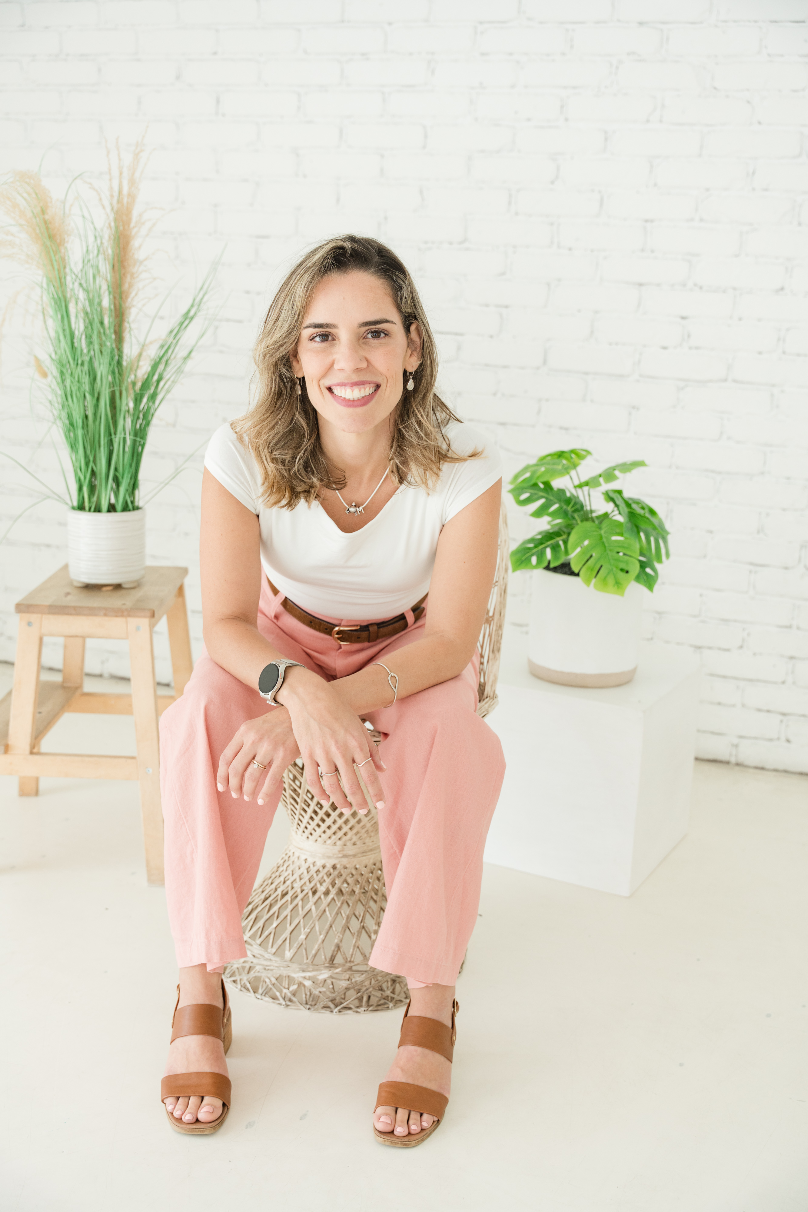 Retrato de uma mulher em ambiente externo, simbolizando a travessia e os recomeços de Flavia Nogueira.